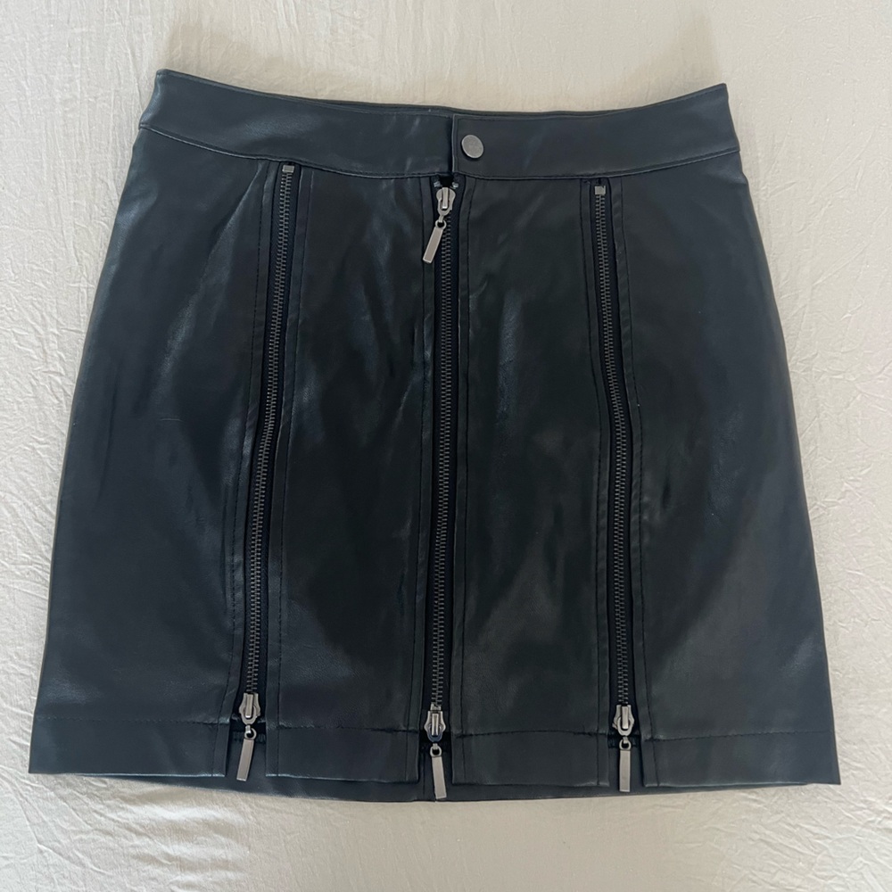 SHEIN Black Faux Leather Skirt with Zippers
